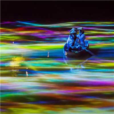 シングル/小舟とともに踊る鯉によって描かれる水面のドローイングと蓮の花 - Mifuneyama Rakuen Pond/高橋英明 teamLab