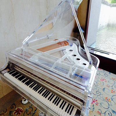 Transparent piano/Mercedes