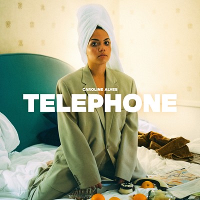 シングル/Telephone/Caroline Alves